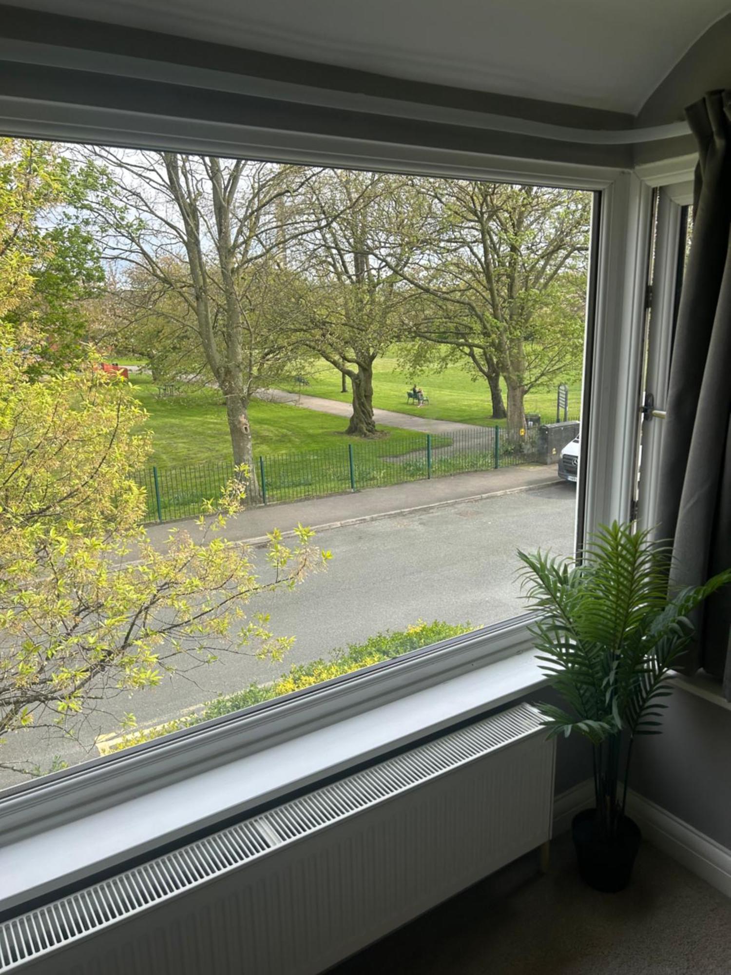 Lovely, Large Double Bedroom With Park View In Home Hazel Grove Luaran gambar